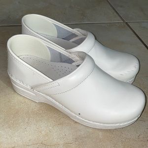 Dansko White Leather Clogs sz 39.